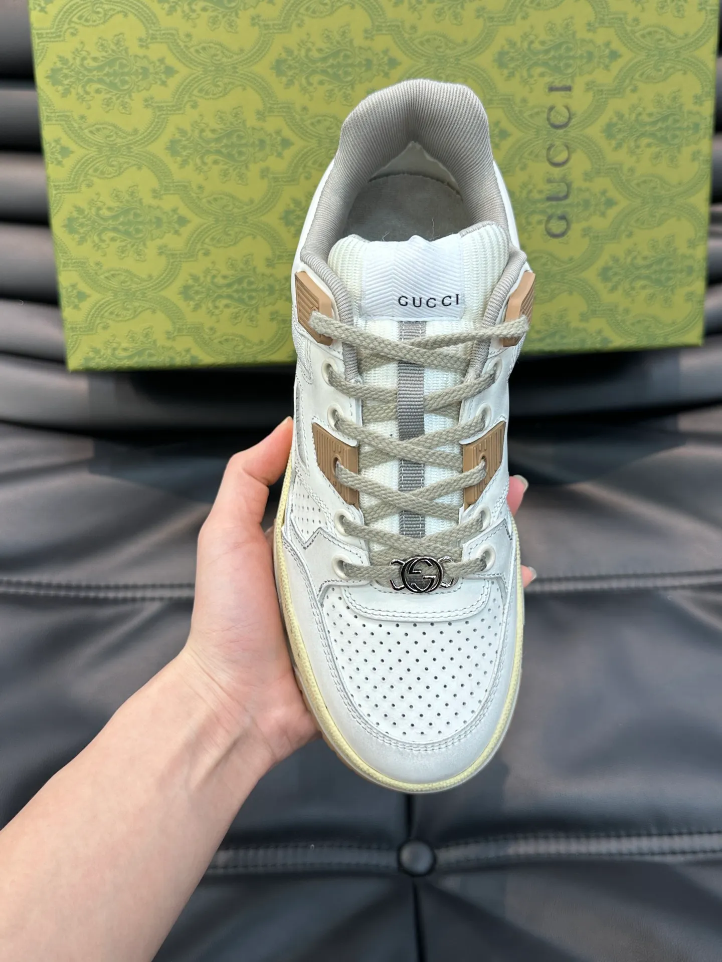 Men's Men's Shoes 💰p520 "GUCC*" Gucci's new couple's 👫 distressed effect sneakers. This low-top sneaker adopts a basketball-style silhouette design and cleverly incorporates hollow panels and distressed effects, showing its unique ingenuity. The ingenuity incorporates brand logo details such as interlocking Double G styling accessories and Gucci lettering, a low-key tribute to the brand's design heritage. A rubber non-slip outsole, inlays and embossed sole give the entire design a contemporary feel. Size: 35-45